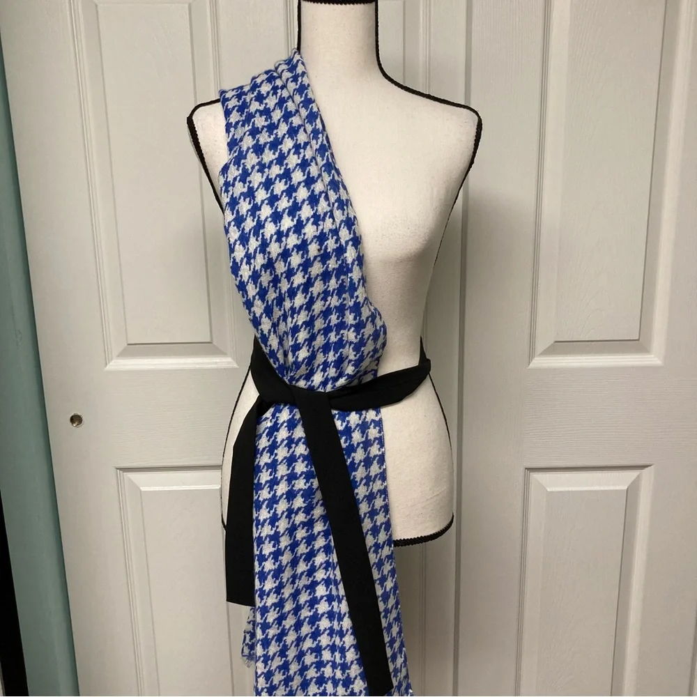 EUC Vintage oversized scarf/wrap 78x 36 cornflower blue. Large houndstooth check